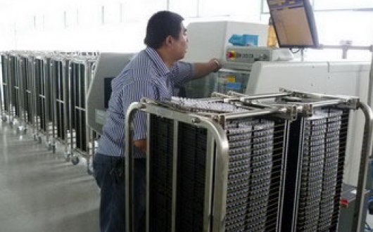 公司新購兩臺環(huán)球插件機(jī)（立式、臥式）已正式投入生產(chǎn)